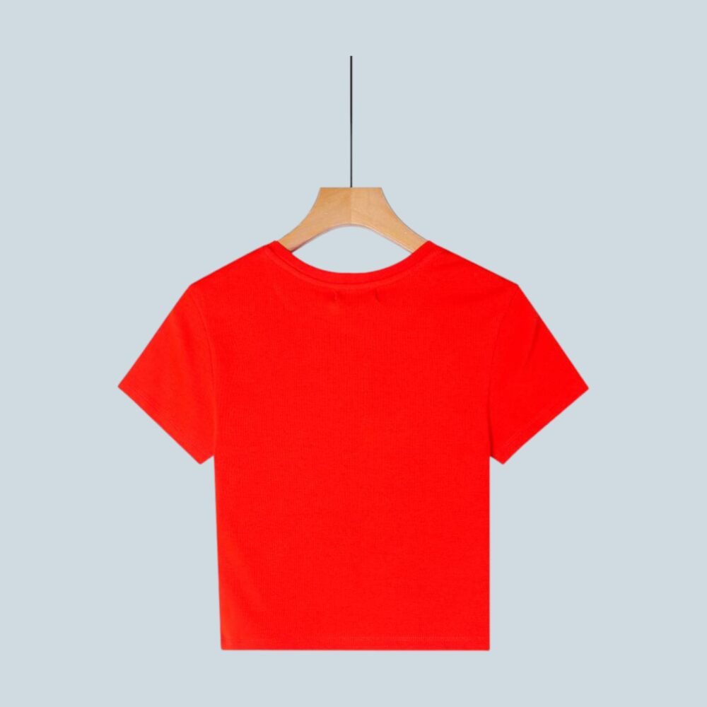 crvena crop top majica