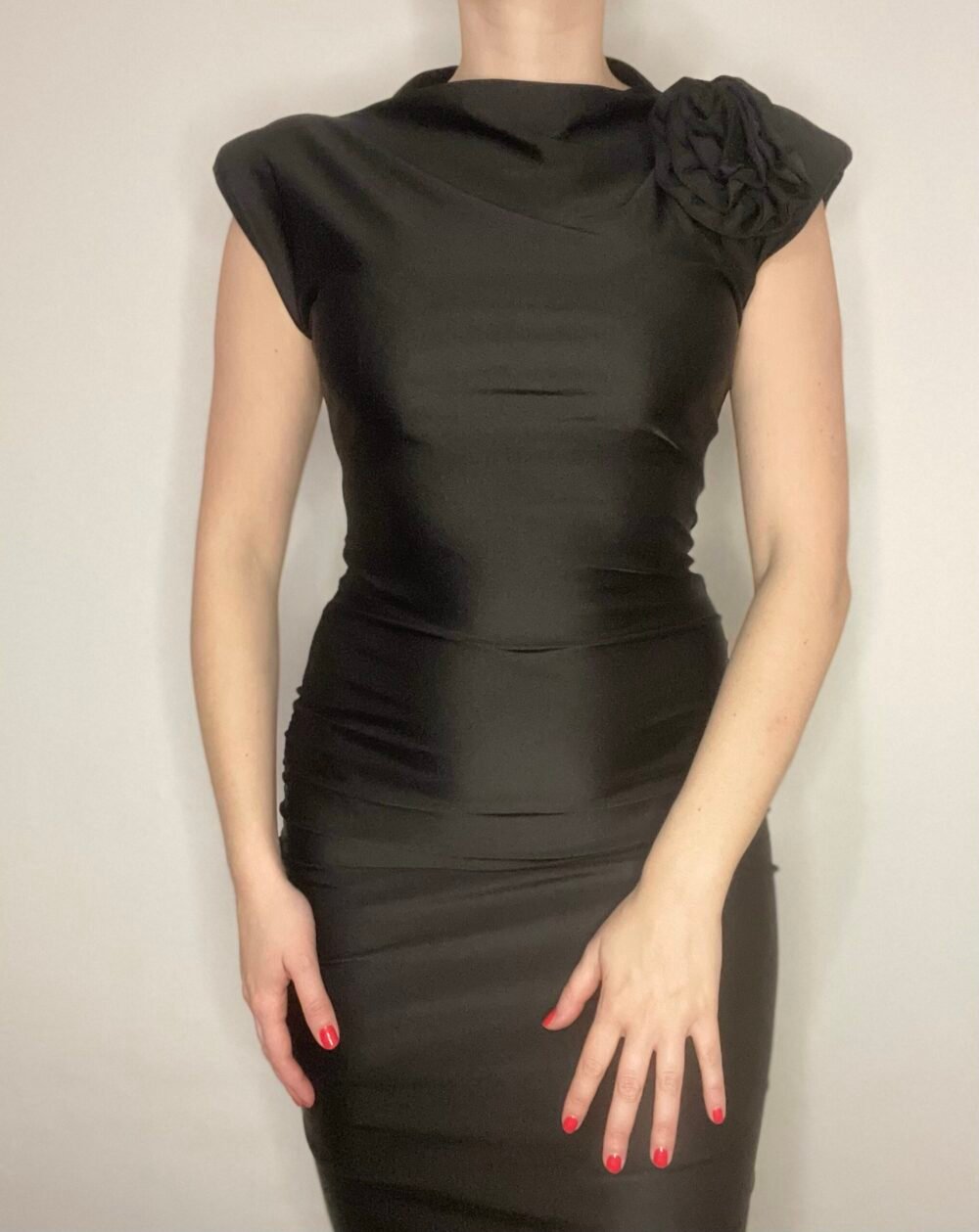 crna elegantna haljina midi dužine